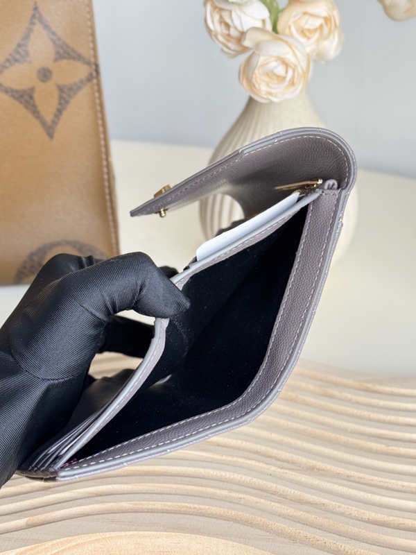 イヴサンローラン財布全体デザイン